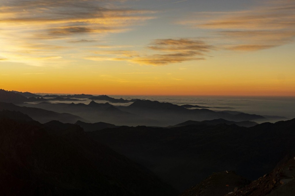 Brume et soleil couchant sur les Pyrénées